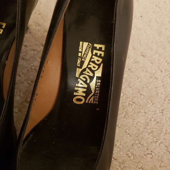 Ferragamo black leather pumps - Picture 3 of 3